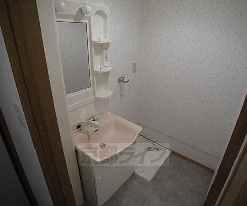 洗面設備　洗面所は独立、シャンプードレッサー。