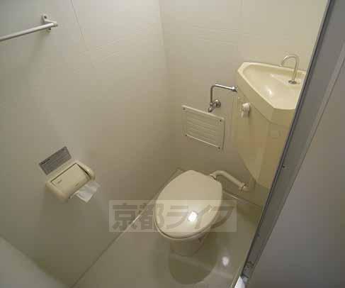 トイレ　トイレはタオル掛けるところ有り。