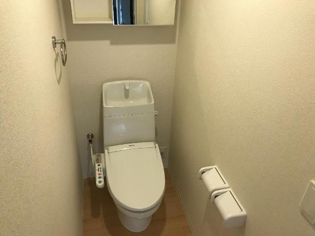 トイレ　冬も快適な温水便座　棚もあります