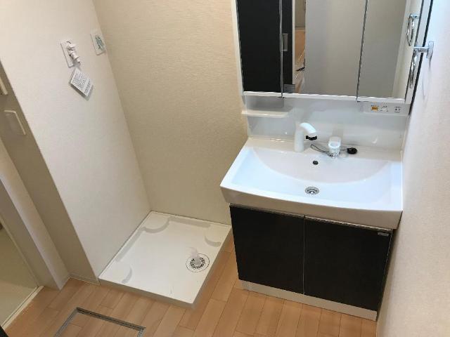 洗面設備　三面鏡の洗面で朝の支度もしやすい