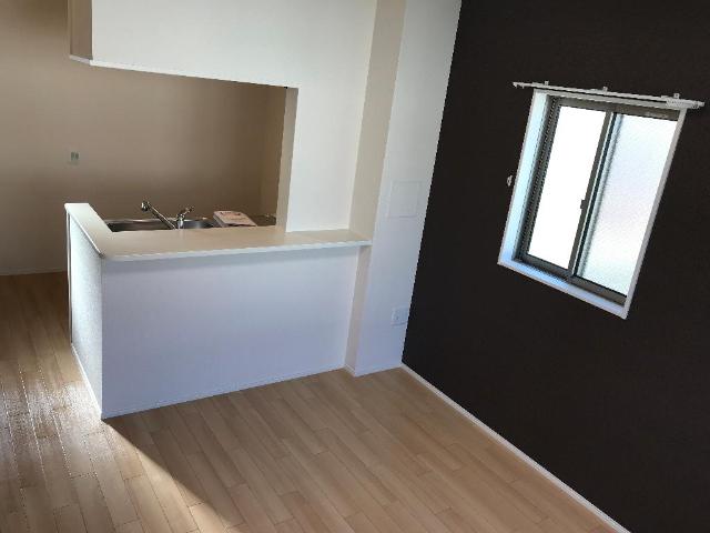 居室・リビング　角部屋なので側面にも窓があり光も入ります