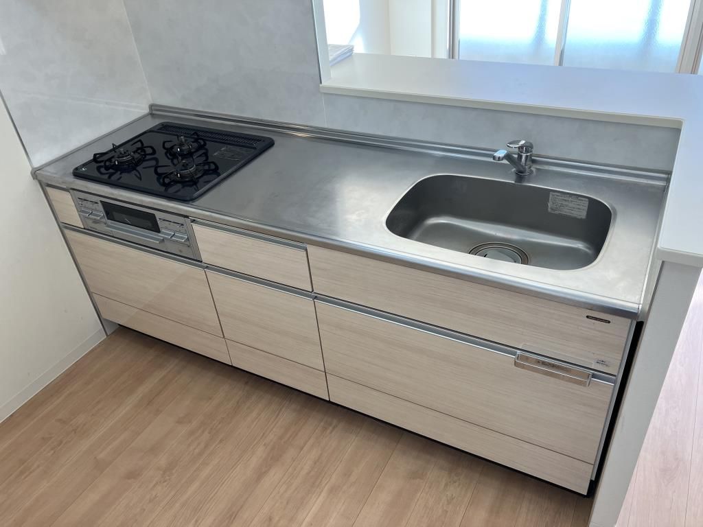 キッチン　3口コンロ・グリル付のシステムキッチンです♪