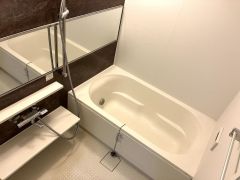 バス・シャワールーム　追い焚き・浴室乾燥機付きのお風呂です♪