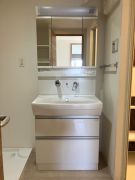 洗面設備　三面鏡の洗面台です☆