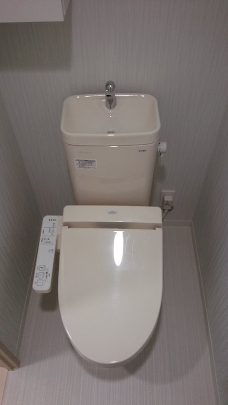 トイレ　嬉しい温水洗浄便座付きです♪