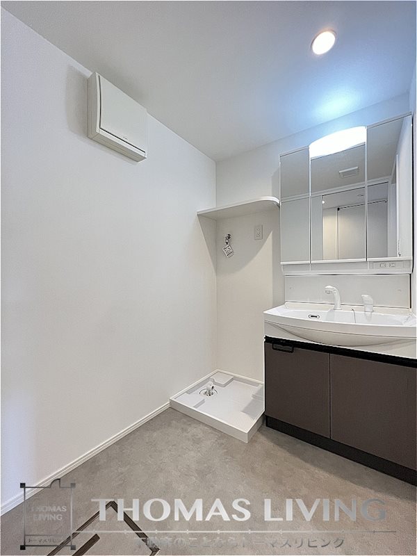 洗面設備　広々とした脱衣スペース御座いますよ。