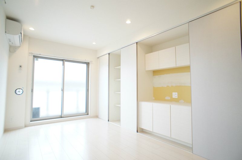 居室・リビング　壁一面収納が魅力の洋室