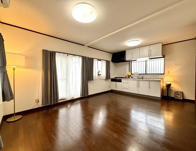 居室・リビング　光と開放感に包まれるゆとりのリビング