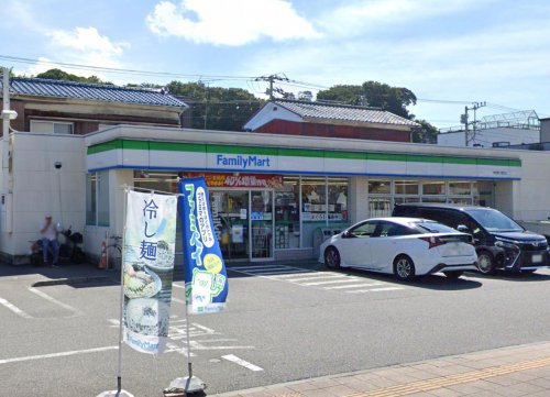 コンビニ　ファミリーマート 横須賀三春町店（コンビニ）まで674m