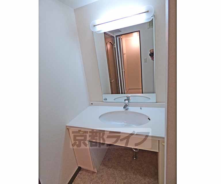 洗面設備　綺麗な洗面台です。