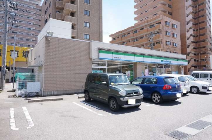コンビニ　ファミリーマート（コンビニ）まで300m