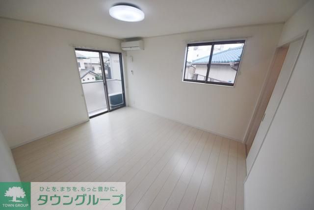 居室・リビング　二面採光で明るい居室