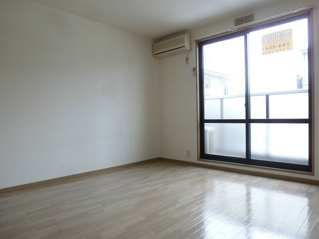 居室・リビング　写真は101号室です（参考）