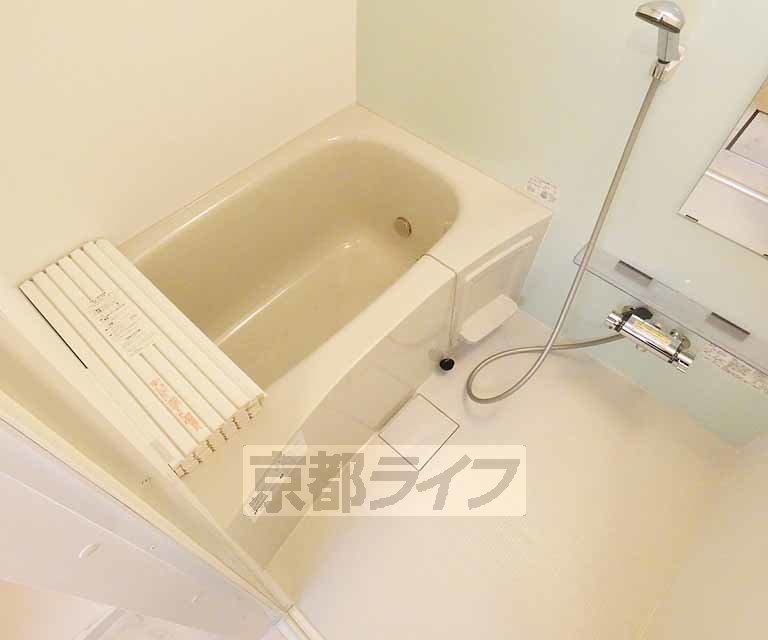 バス・シャワールーム　清潔感のあるバスルーム。