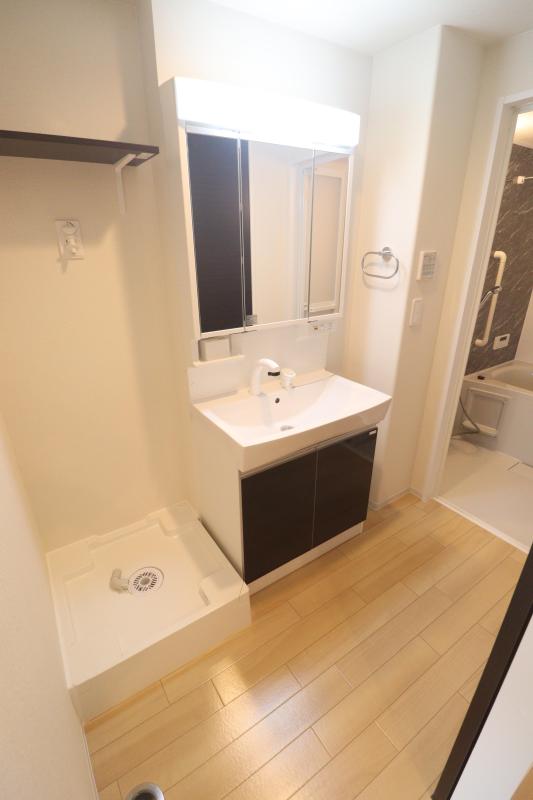 洗面設備　３面鏡洗面台