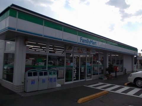 コンビニ　ファミリーマート（コンビニ）まで820m