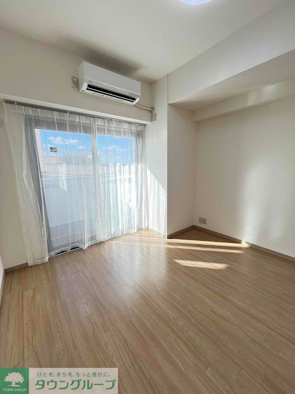 居室・リビング　現地のレースカーテンプレゼントになります。