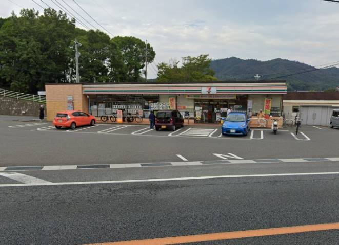 コンビニ　セブンイレブン（コンビニ）まで911m