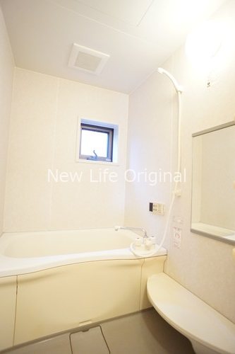 バス・シャワールーム　自然光の入るバスルームでくつろぎのひと時を。