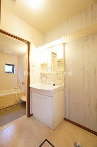 洗面設備　清潔感ある洗面化粧台。