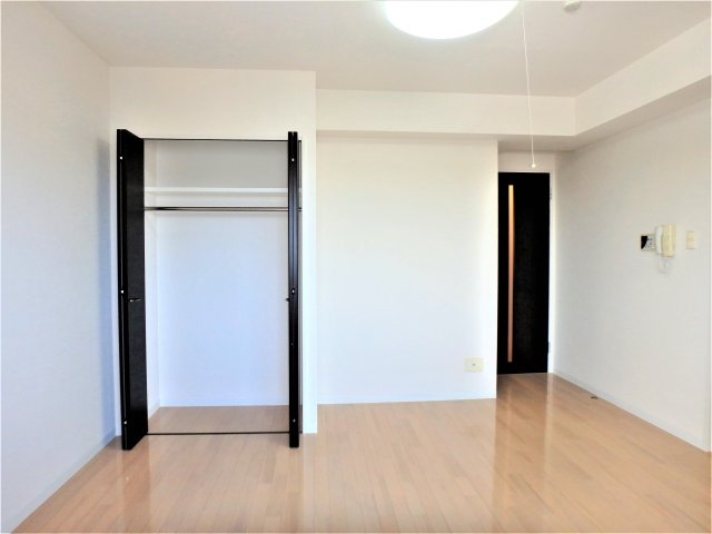 居室・リビング　洋室８．２帖です！クローゼット完備で冬物のコートやしわができ