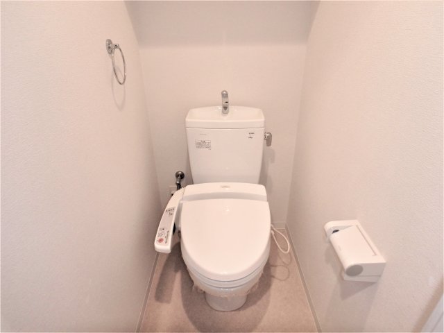 トイレ　温水洗浄便座付きです♪