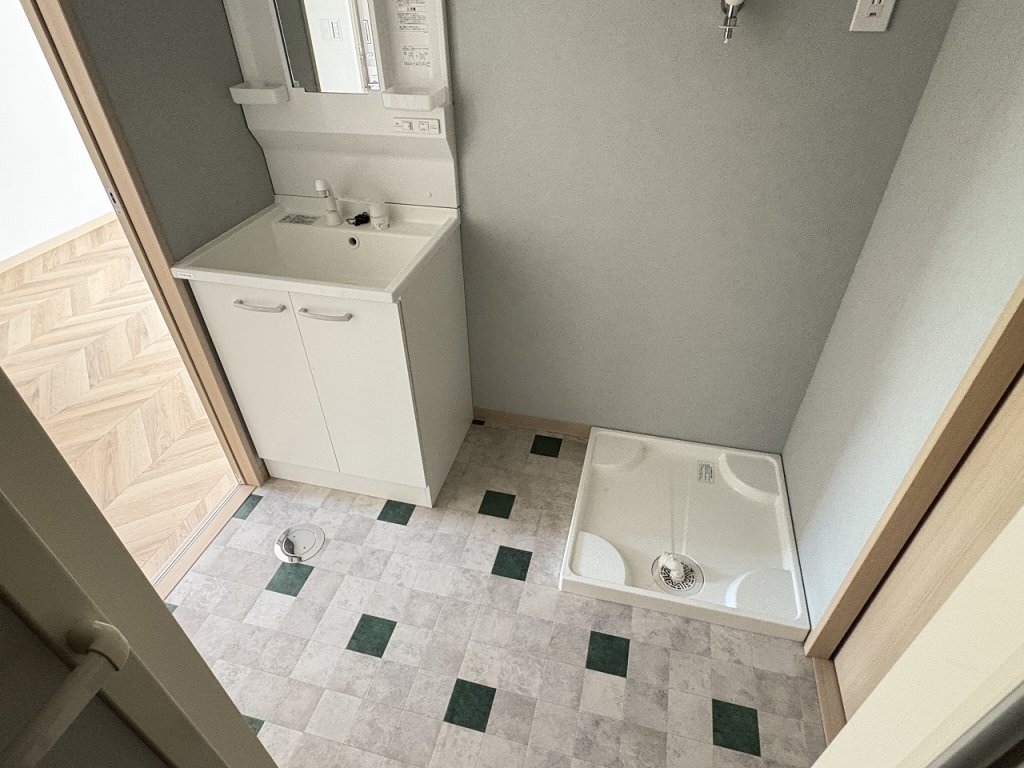 洗面設備　扉付き洗面脱衣所　洗濯機置場