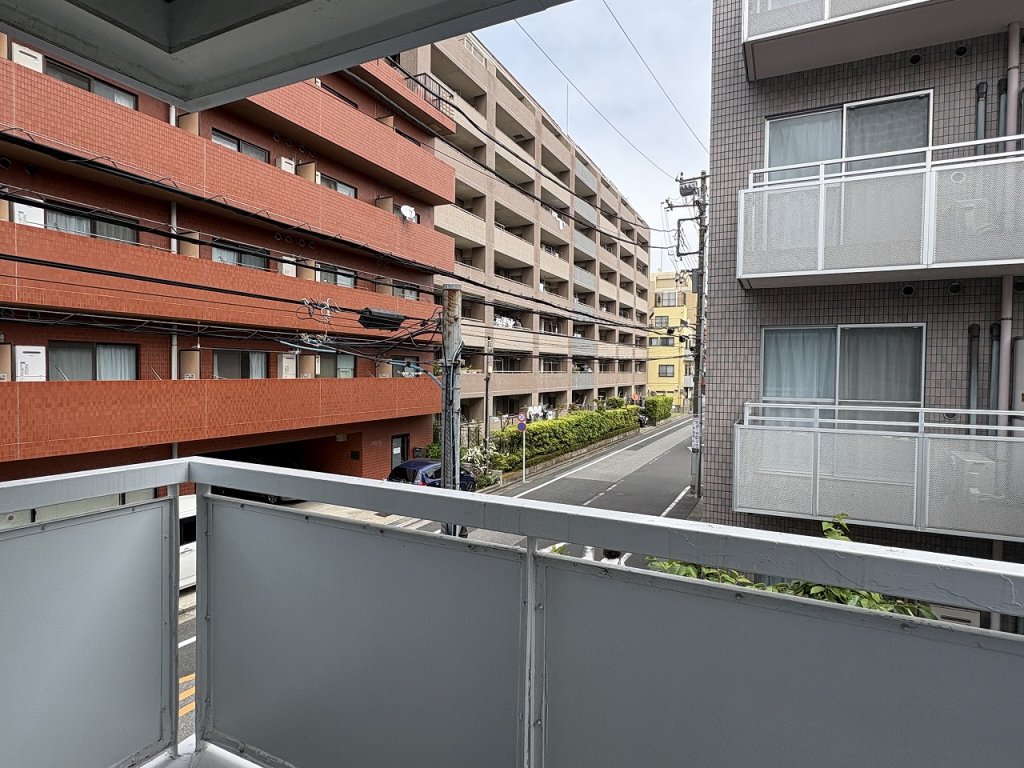 バルコニー　前面棟の影響なし。