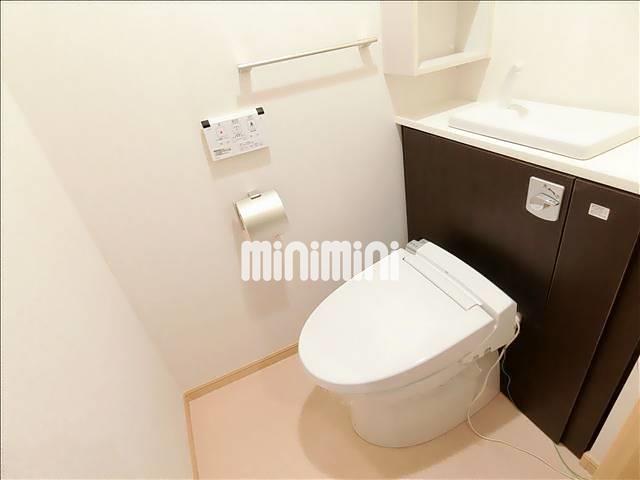 トイレ　温水洗浄便座付きのトイレです。