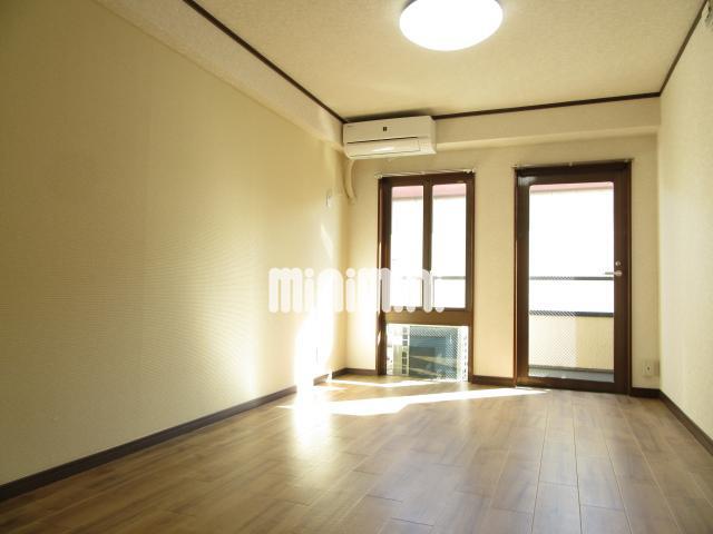 居室・リビング　綺麗な床に日当たり良好で素敵なお部屋です