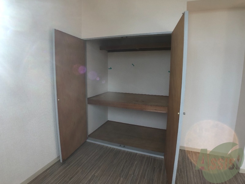 収納　洋室にあるクローゼット。荷物が沢山あっても問題ないですね。