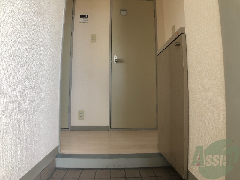 玄関　玄関の様子です。正面はお手洗いになっています。