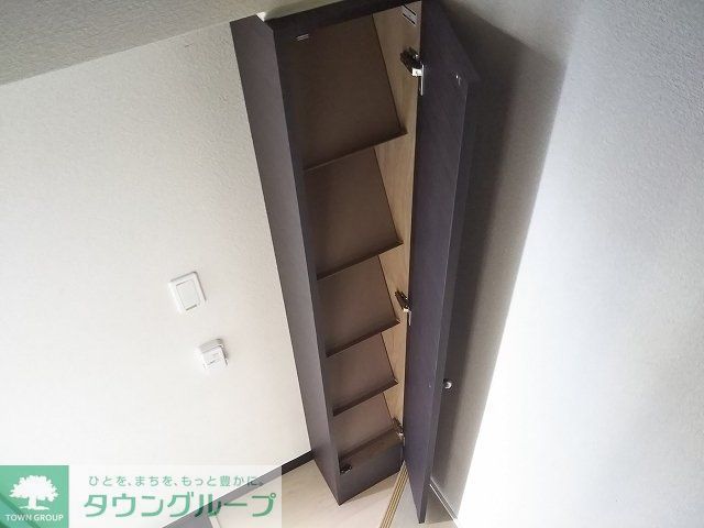 玄関　玄関を開けるとすぐにシューズボックスがございます