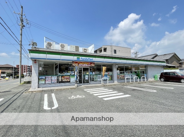 コンビニ　ファミリーマート港明正一丁目店（コンビニ）まで110m