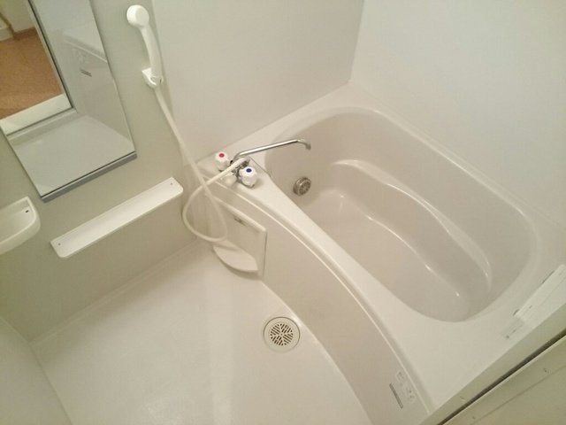 バス・シャワールーム　コンパクトで使いやすいお風呂です