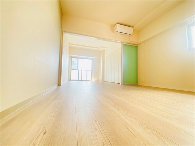 居室・リビング　同一建物内６０１号室内装写真転載
