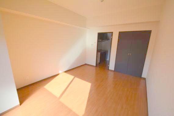 その他部屋・スペース　朝には心地よい光が差し込む、このお部屋でお休みください。