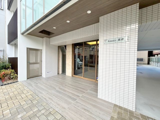 エントランス　オシャレなエントランスは安心のオートロック付きです。