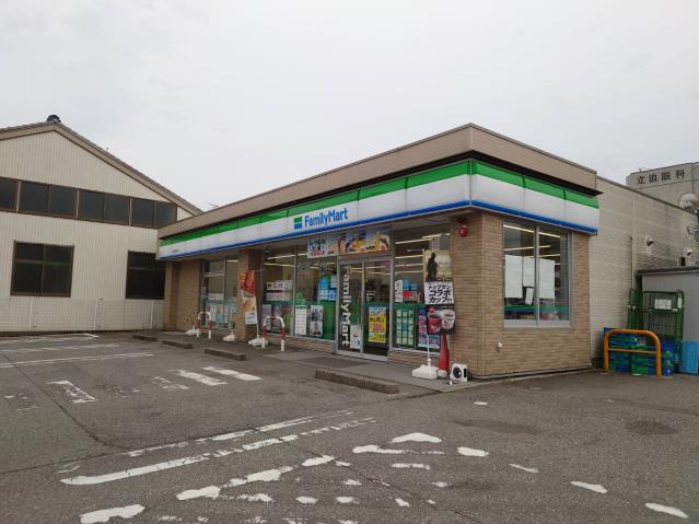 コンビニ　ファミリーマート高岡金屋町店（コンビニ）まで94m
