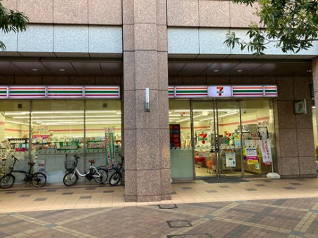 コンビニ　セブンイレブン港区三田1丁目店（コンビニ）まで6m