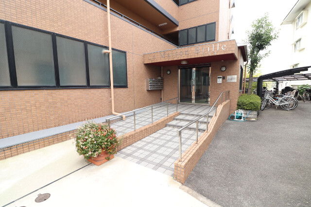 エントランス　オートロック付きで安心です