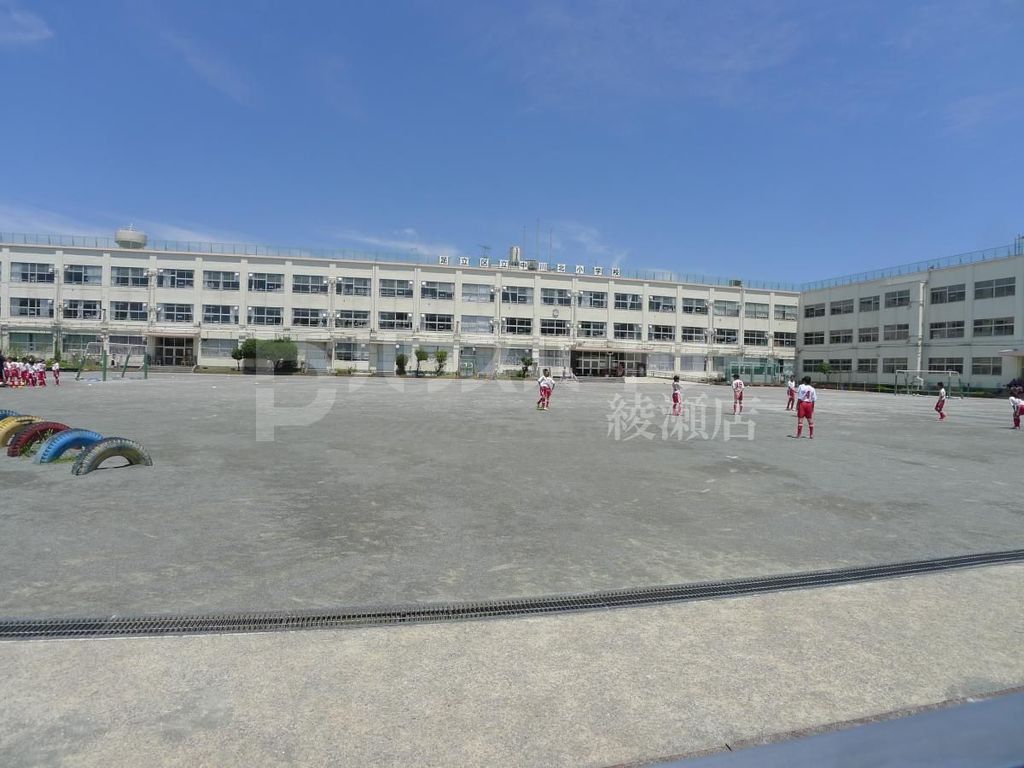 小学校　足立区立中川北小学校（小学校）まで300m