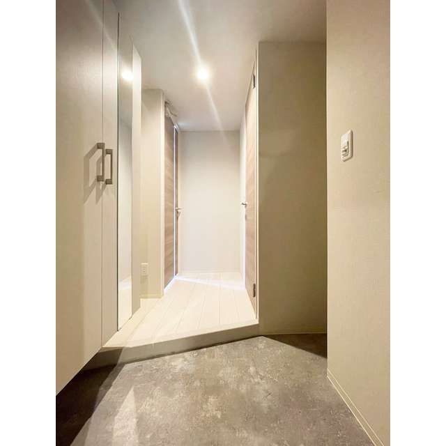 玄関　写真は同タイプ住居です。