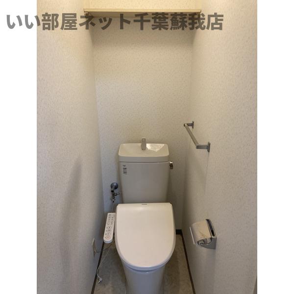 トイレ　落ち着いた色調のトイレです