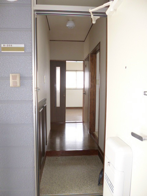 玄関　※写真は205号室です。