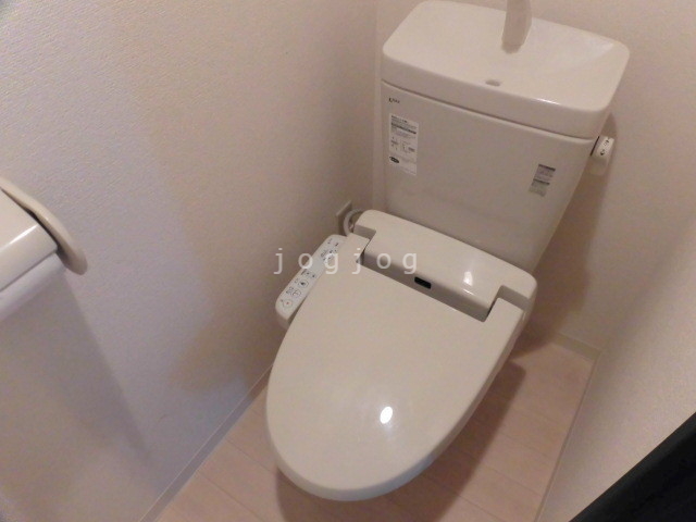 トイレ　嬉しい温水洗浄便座付きのトイレです。