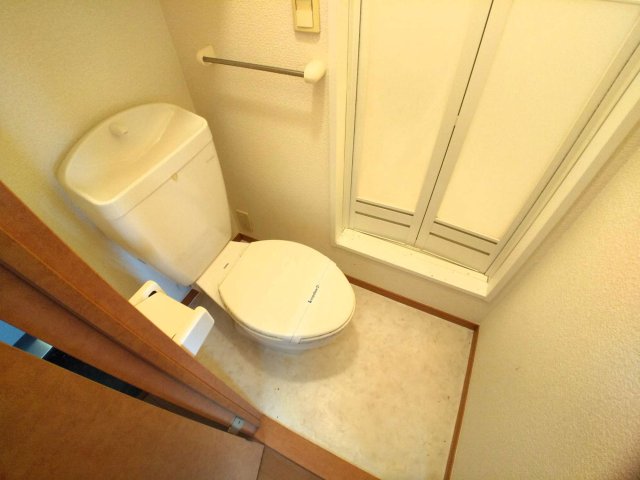 トイレ　明るく清潔感のあるトイレ