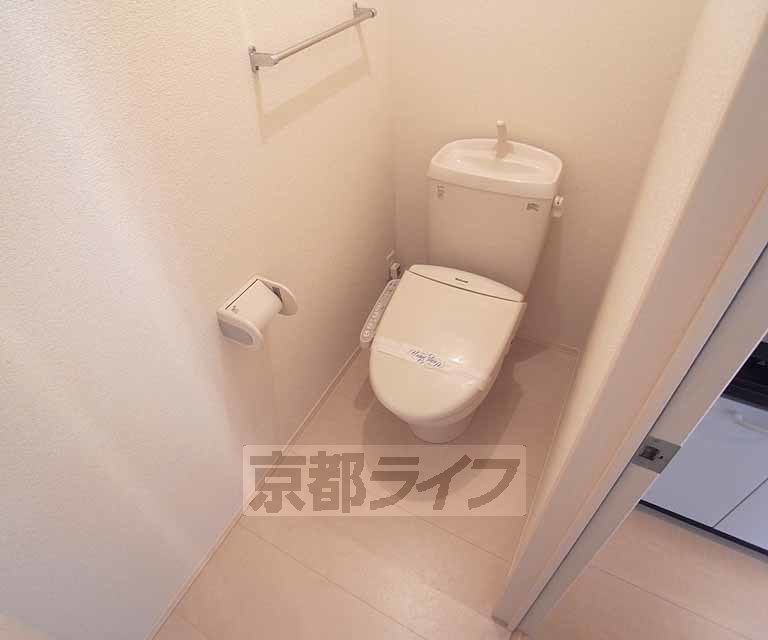 トイレ　タオル掛けも付いています