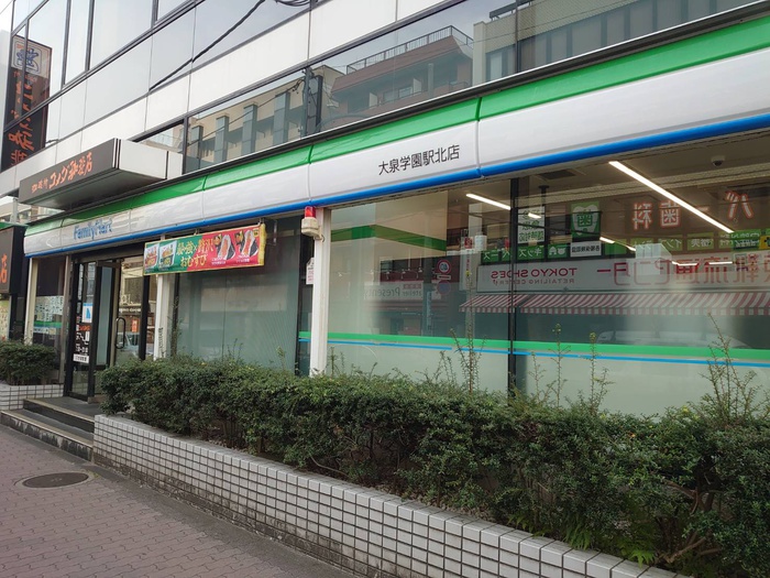 コンビニ　ファミリーマート（コンビニ）まで650m