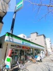 コンビニ　ファミリーマート大阪プール東店（コンビニ）まで112m